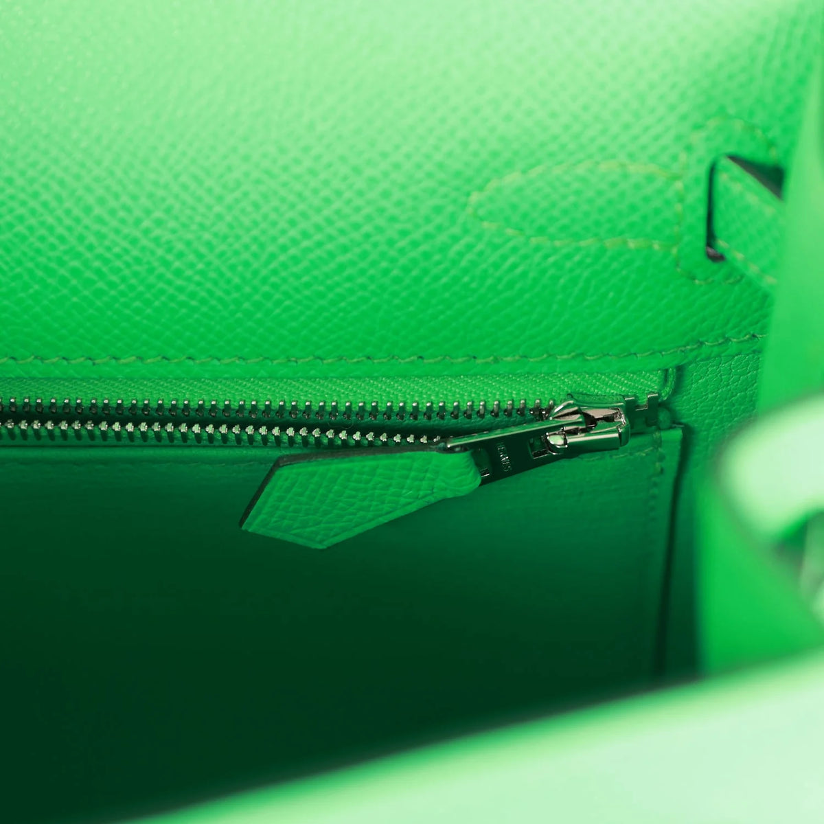 Kelly 25 Vert Comics Epsom Palladium Hardware Handbag E2720
