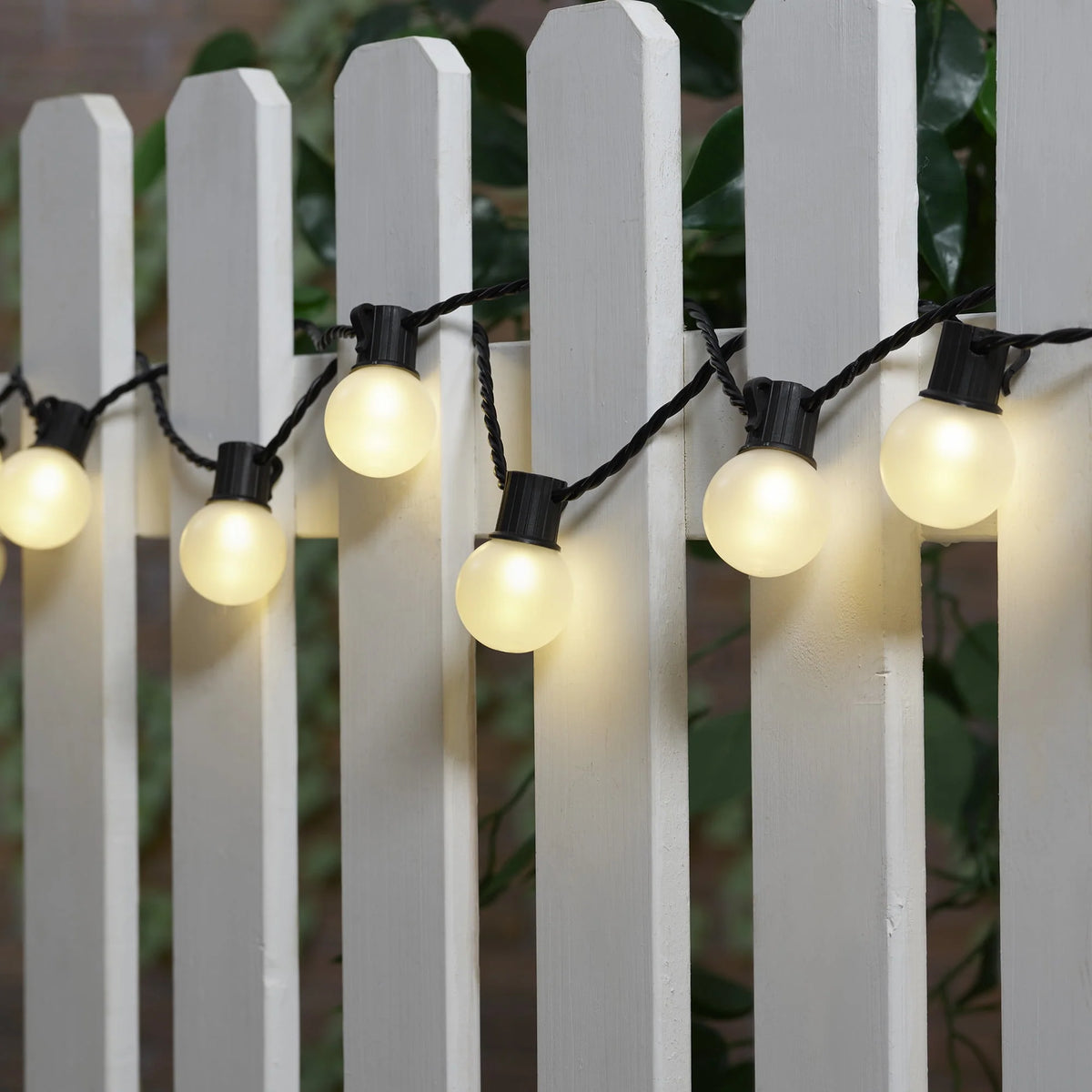 20-Count LED Frosted Globe Outdoor String Lights Y316